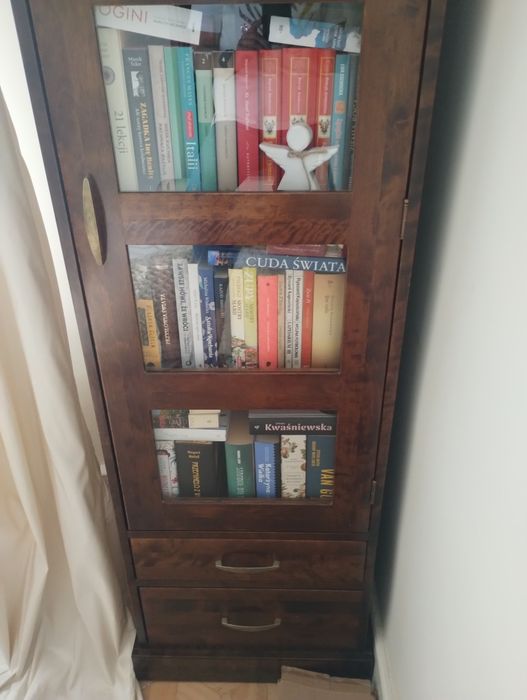 Witryna i komoda z litego drewna marki ADB Meble.