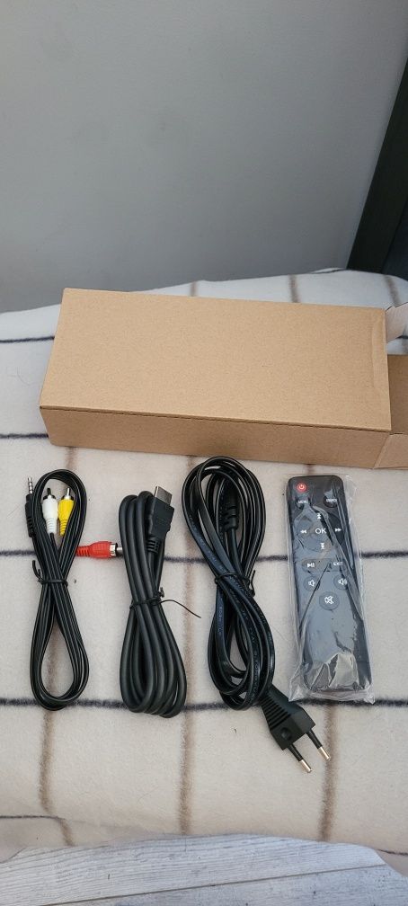 Projektor LCD AKATUO HI-04 biały