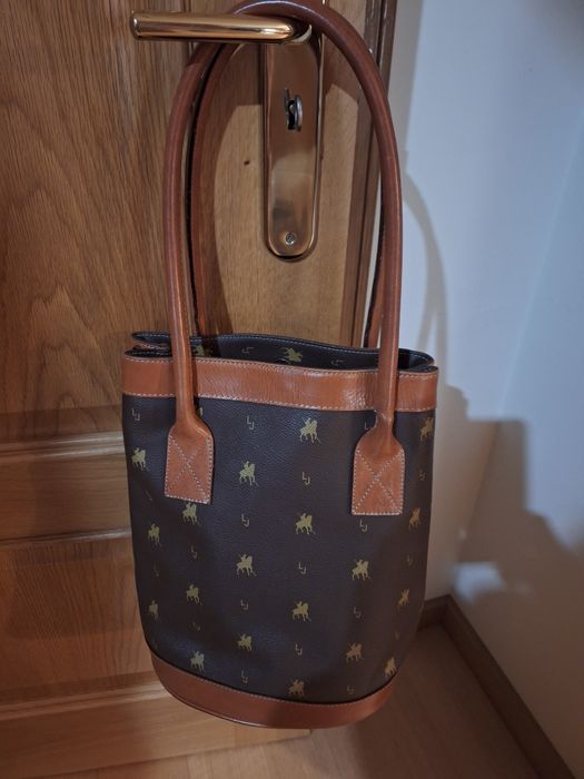 Mala de pele castanha