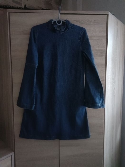 Jeansowa sukienka z rozkloszowanym długim rękawem