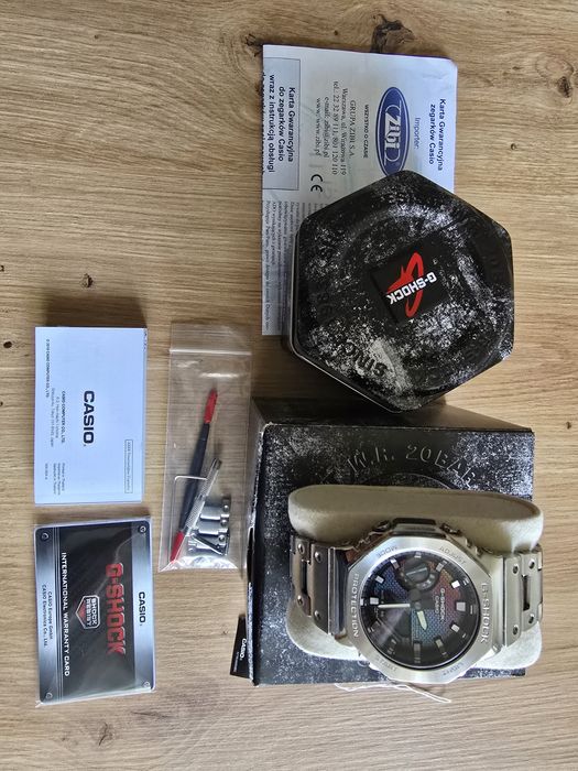 CASIO GM-2100RW-1AER G-SHOCK gwarancji na metalowej bransolecie.