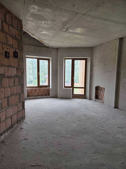 Будинок біля води. Будинок на березі Дніпра.