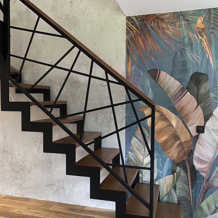 Schody Drewniane Na Konstrukcji Stalowej, dwie belki metalowe