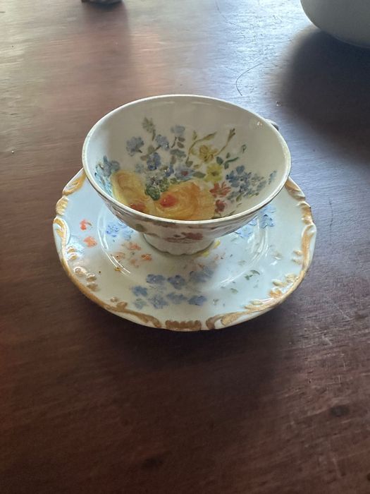 Conjunto de chávena e pires pintados à mão