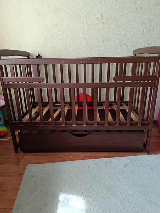 Дитяче ліжечко з матрацом