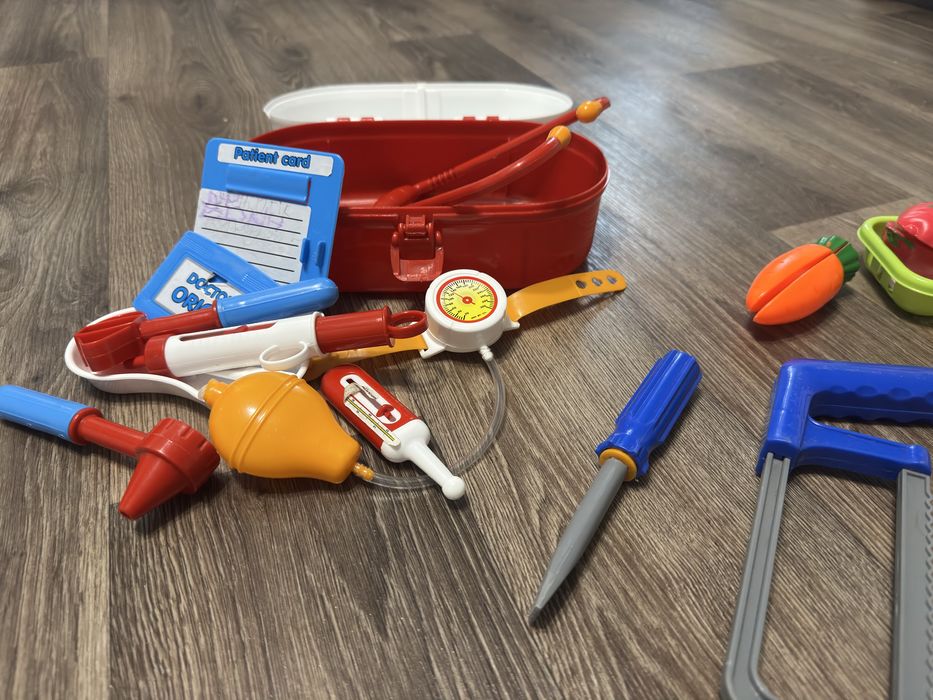 Набір розвиваючих іграшок інструменти,аптечка, фрукти.