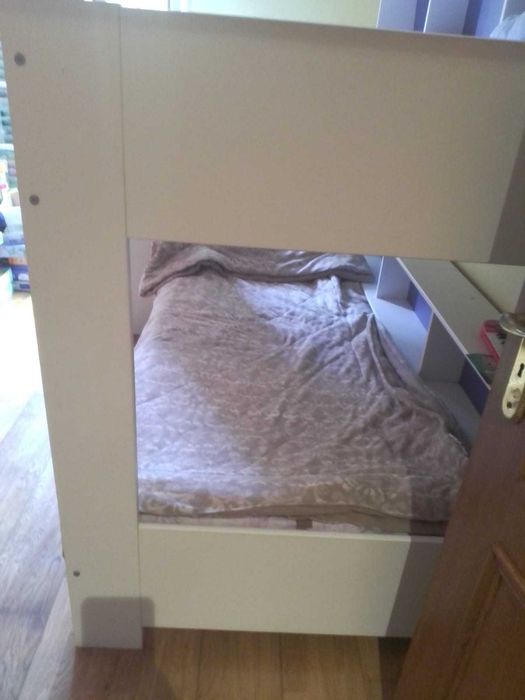 Beliche branco, robusto, com prateleiras/nichos