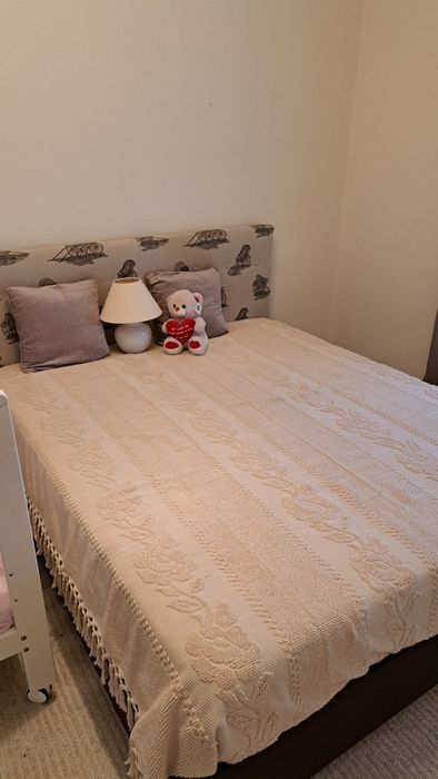 Cama de casal em bom estado