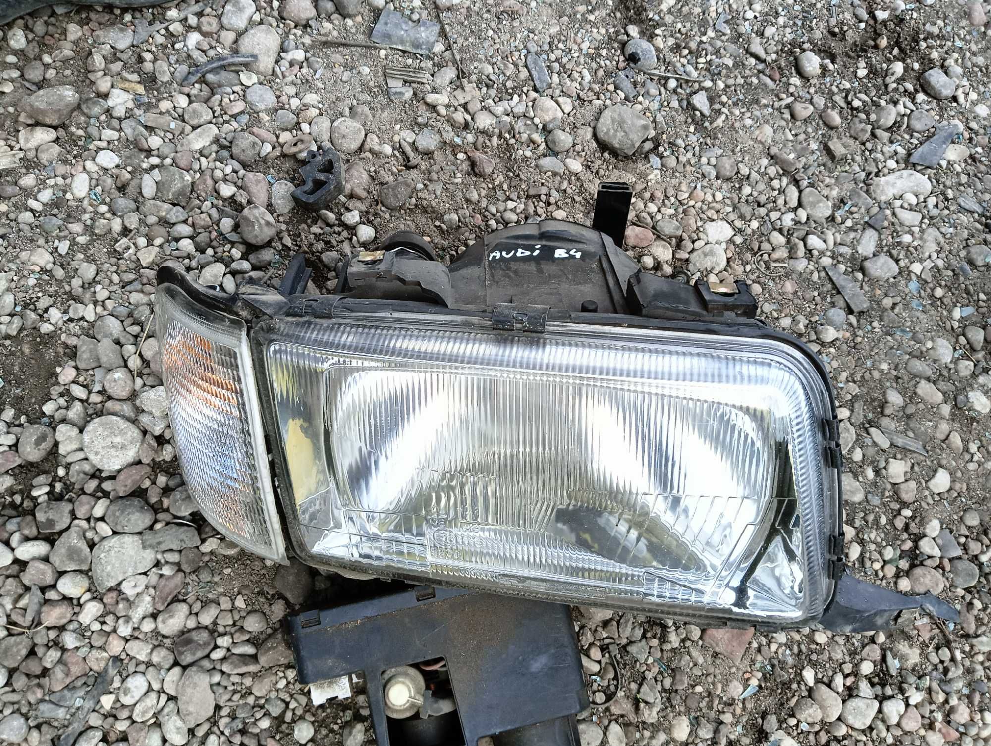 Lampa prawa  Audi 80 b4