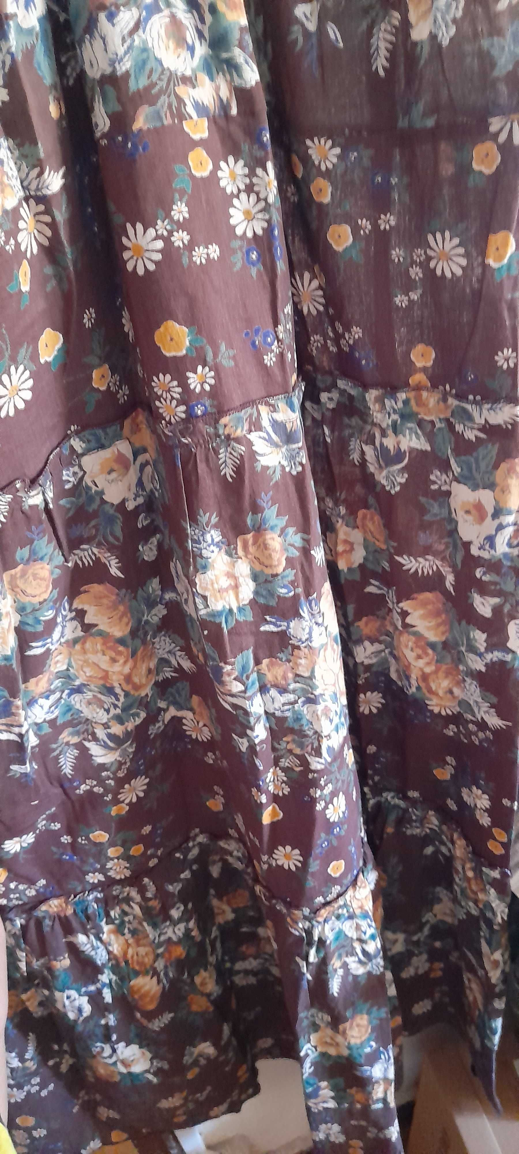 Vestido comprido com padrão floral lindo