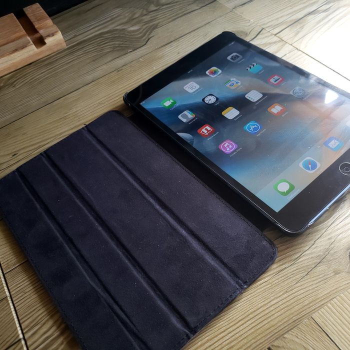 Продам Ipad mini + чехол + lightning