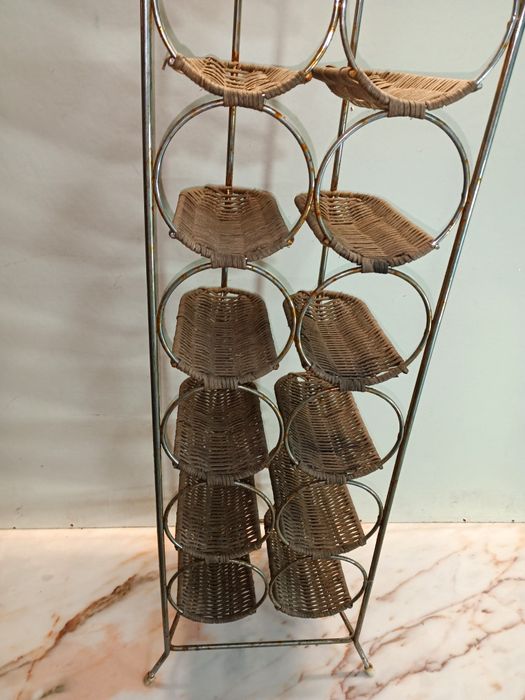 Garrafeira capacidade 12 garrafas com estrutura metálica e cestos em v