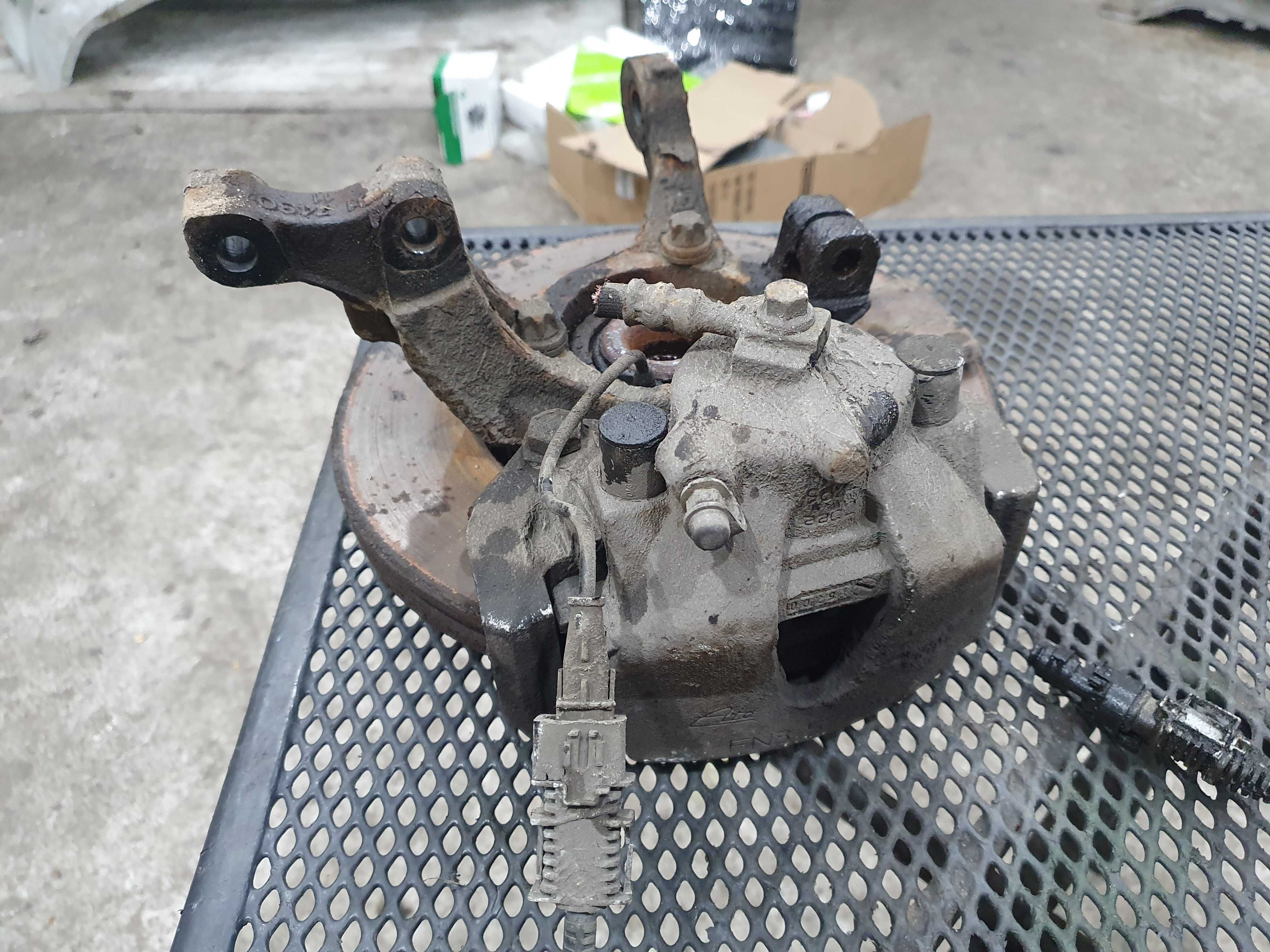 Zwrotnica piasta zacisk Opel Astra 3 H III 1.4 benzyna 4x100 prawy