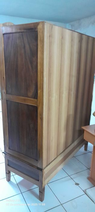 Roupeiro em madeira com 3 portas