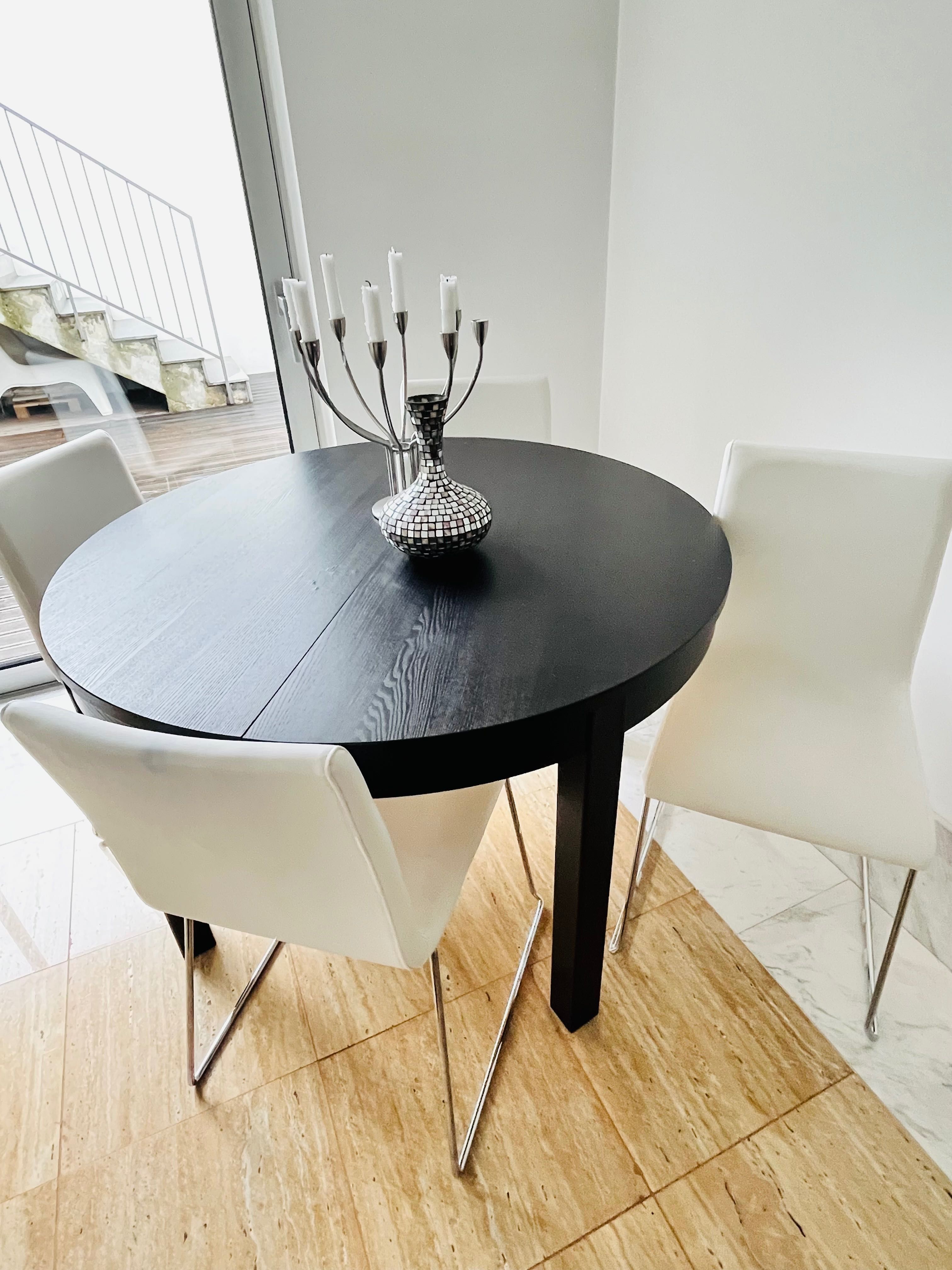 Mesa extensível e 4 cadeiras