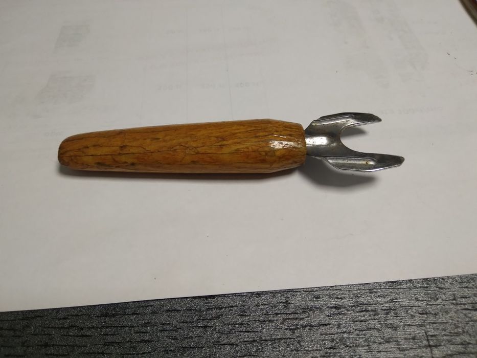 Antyczny otwieracz butelek, kapsli Vintage Prl