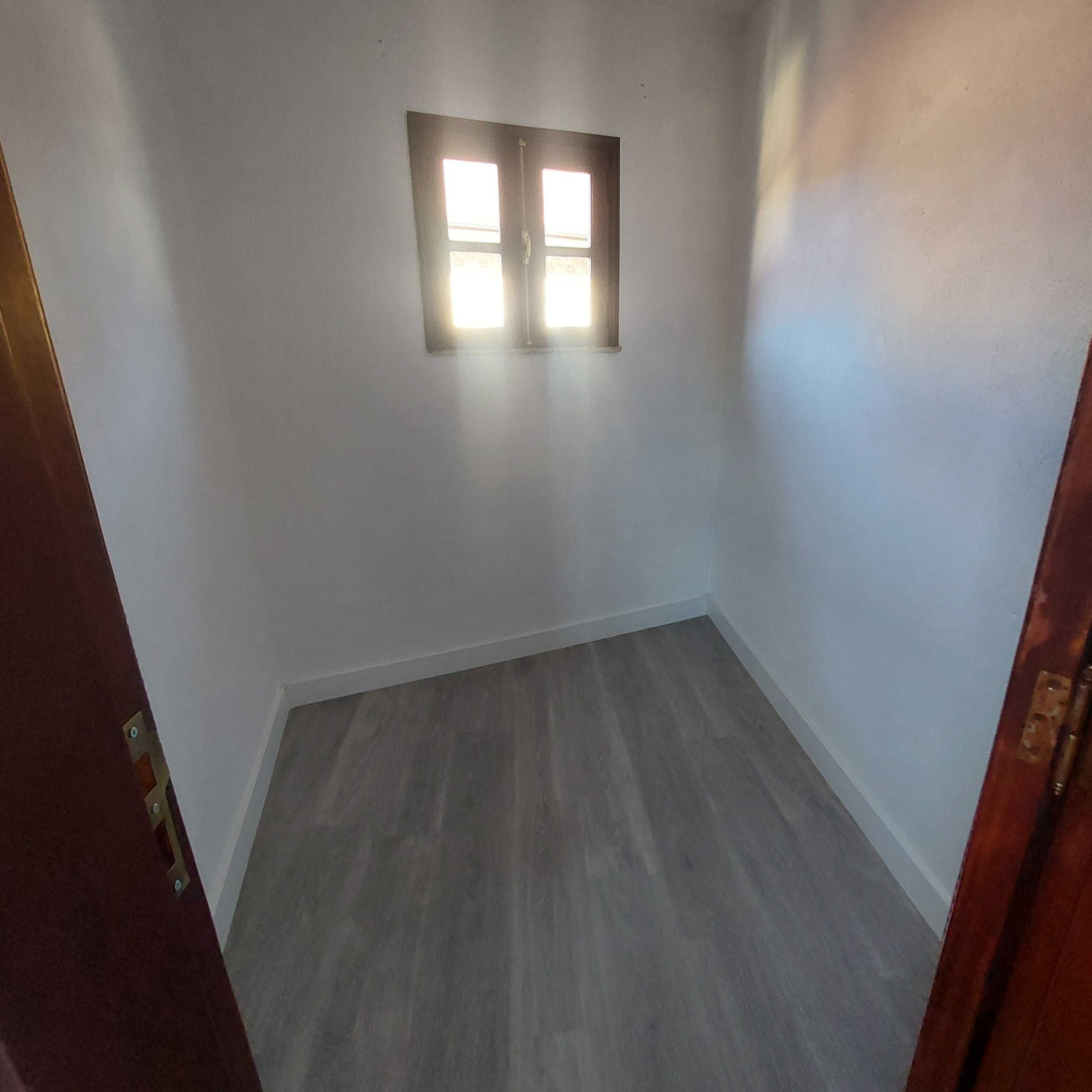 Alugo casa na aldeia com 4 quarto