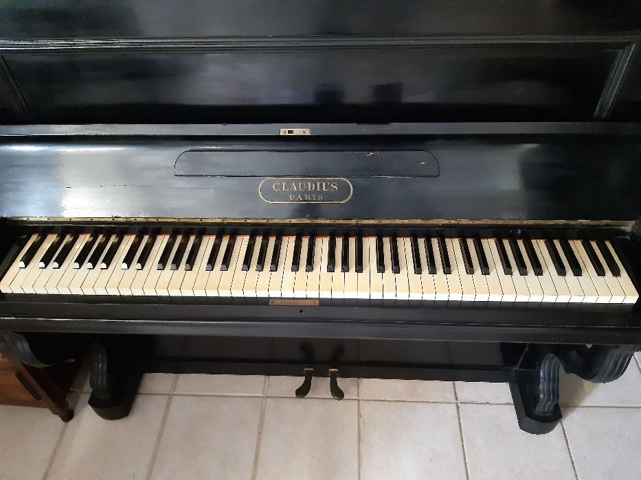 Piano vertical antigo Claudios