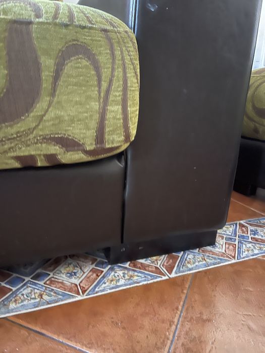 Sofá pele e madeira