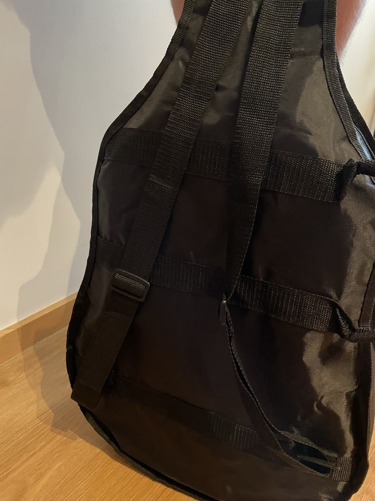Guitarra cor vinho