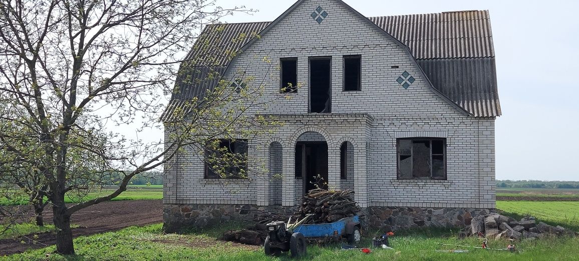 Продається новобудова в незавершеному стані.