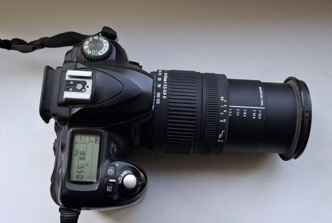 Цифрова дзеркальна фотокамера Nikon D50 з японським зум-об'єктивом Sig