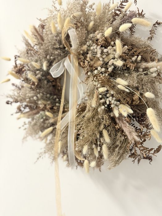 Wianek na drzwi z suszonych roslin