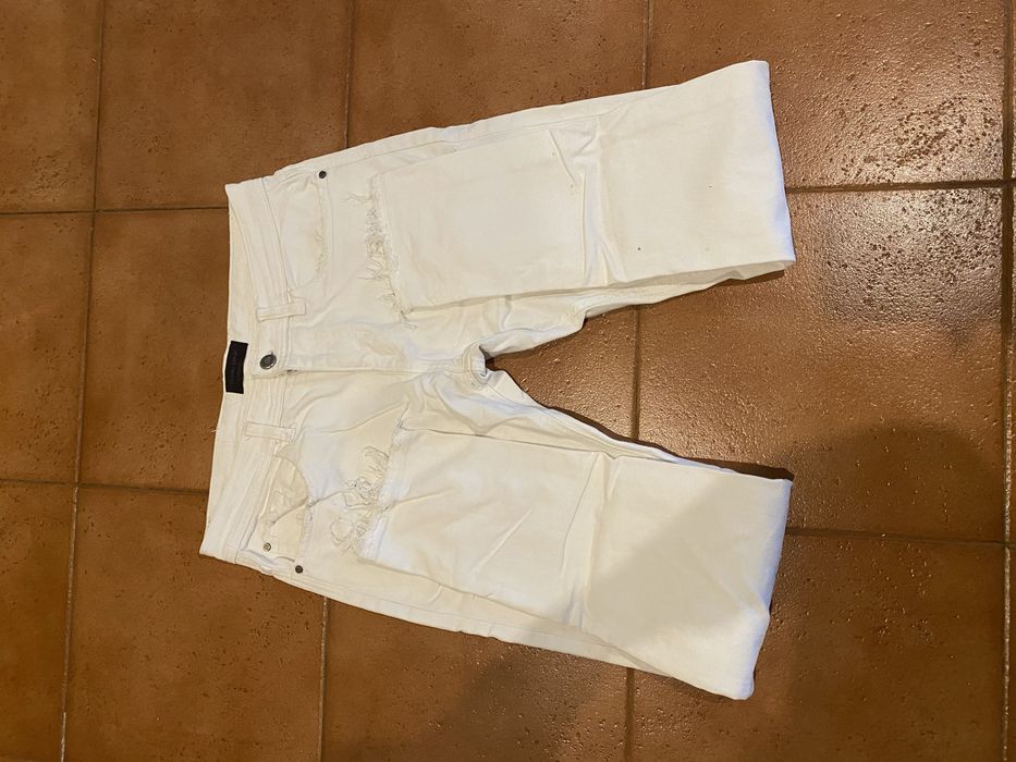Calça Jeans Branca da Bershka Destroyed com Barra Desfiada
