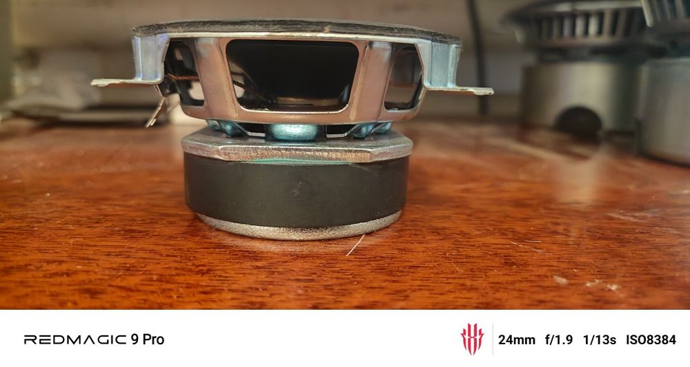 Динамики от калонки bowers Wilkins zeppelin air