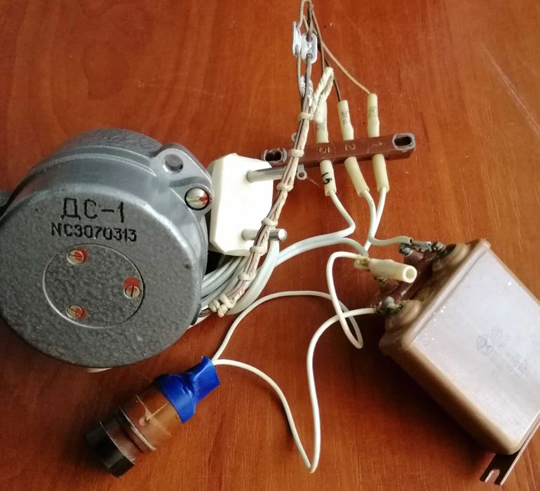 Електричні двигуни УАД-54, ДС-1