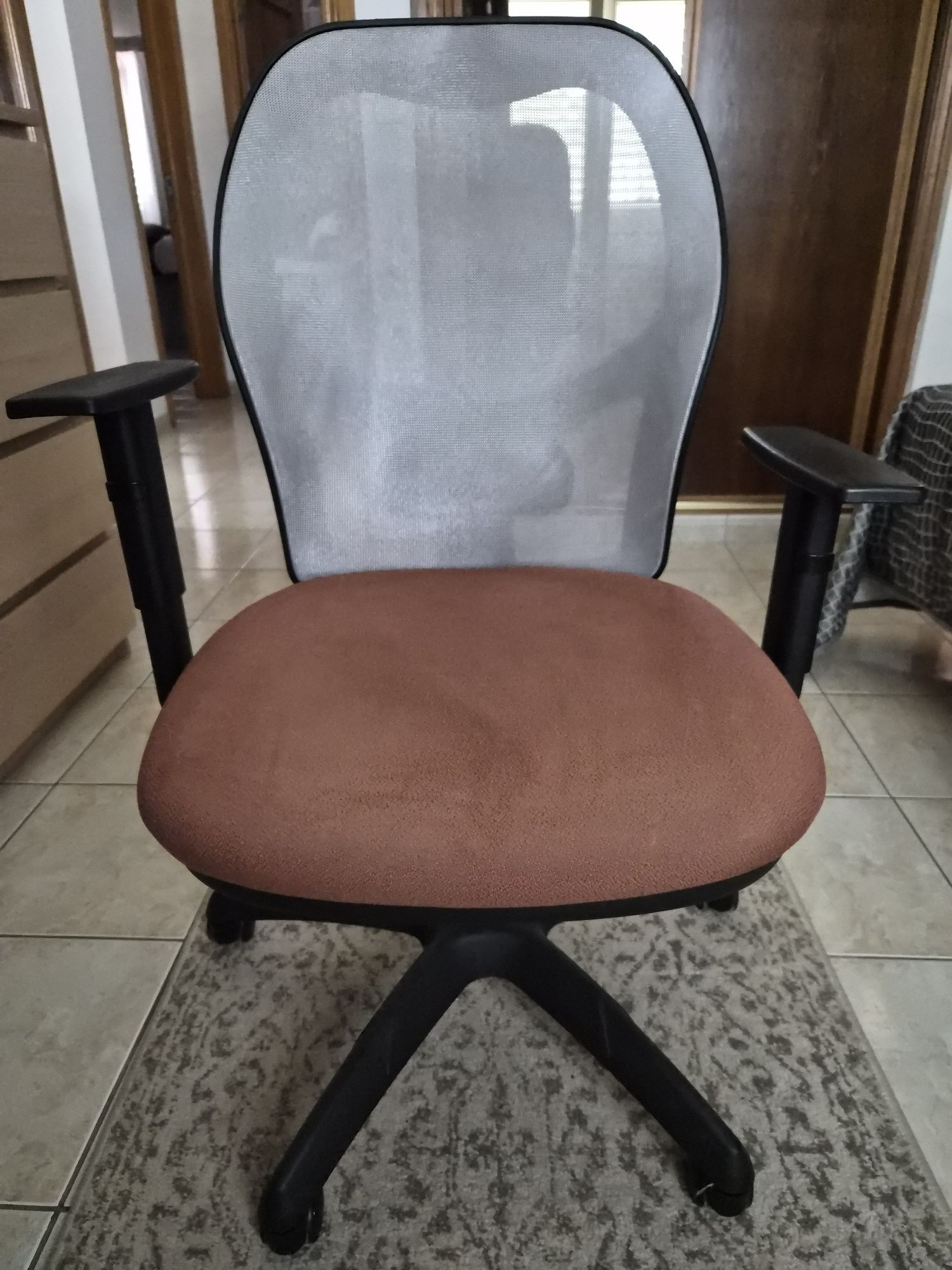 Cadeira escritório, braços e encosto lombar ajustáveis