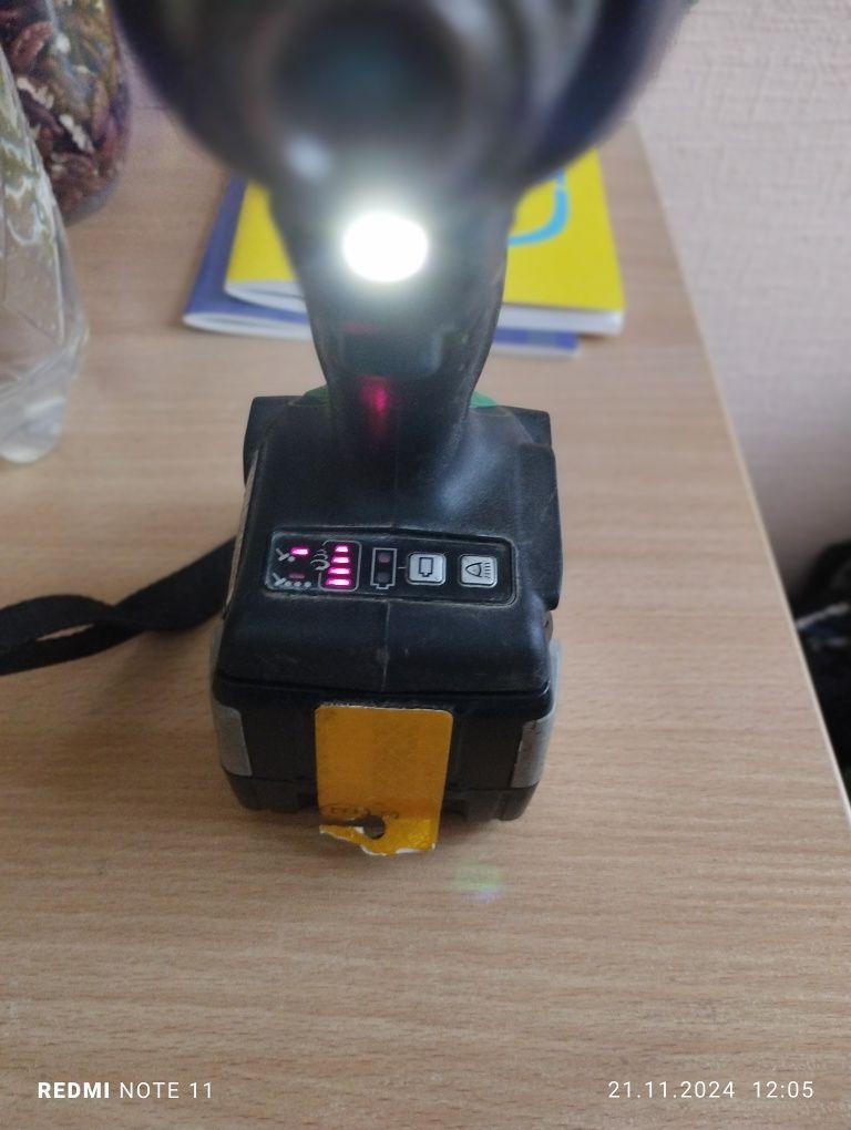 Ударный аккумуляторный шуруповёрт HITACHI.