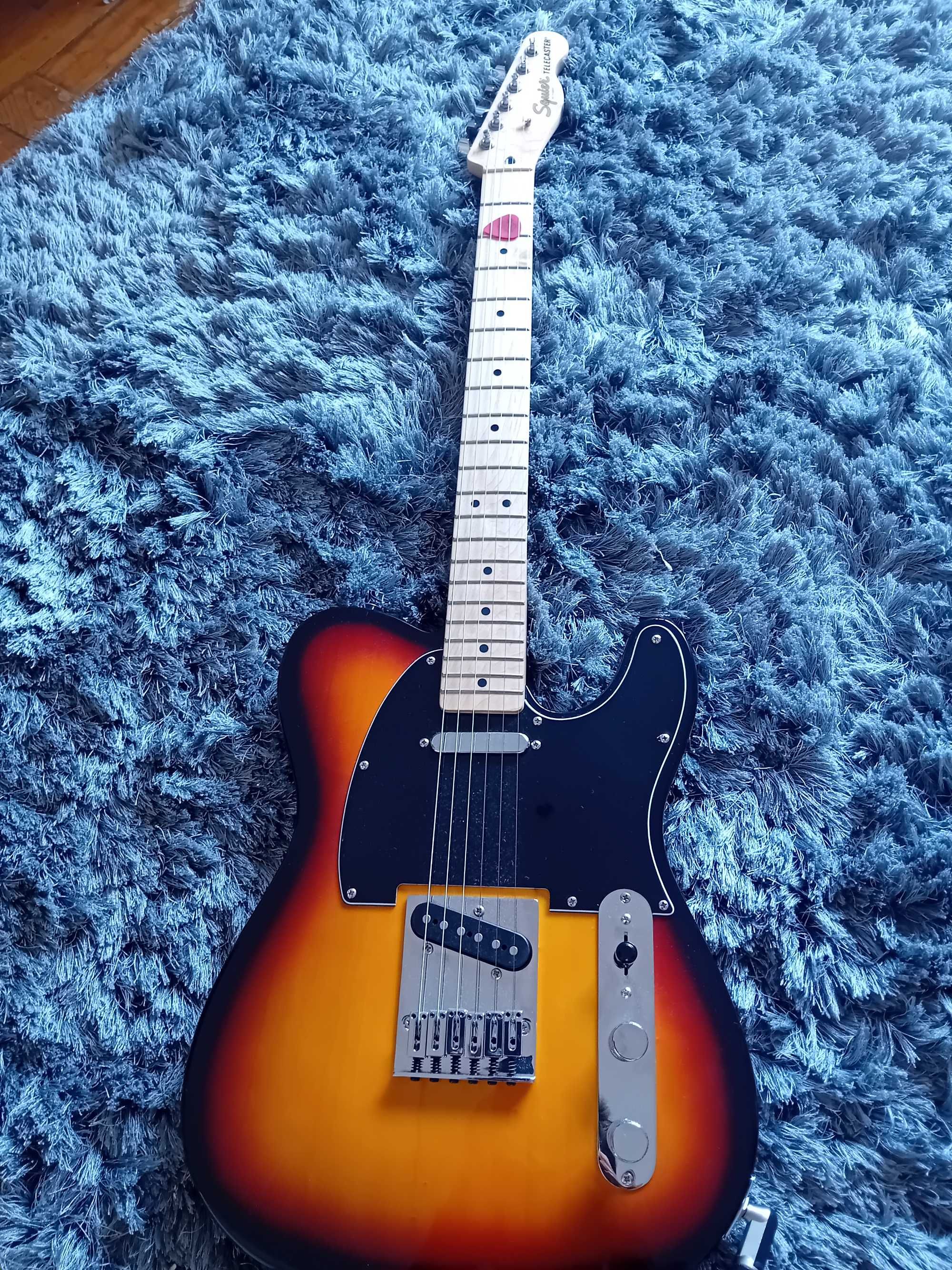 2 guitarras mais pedal de efeito mais caixa amplificada tudo como novo