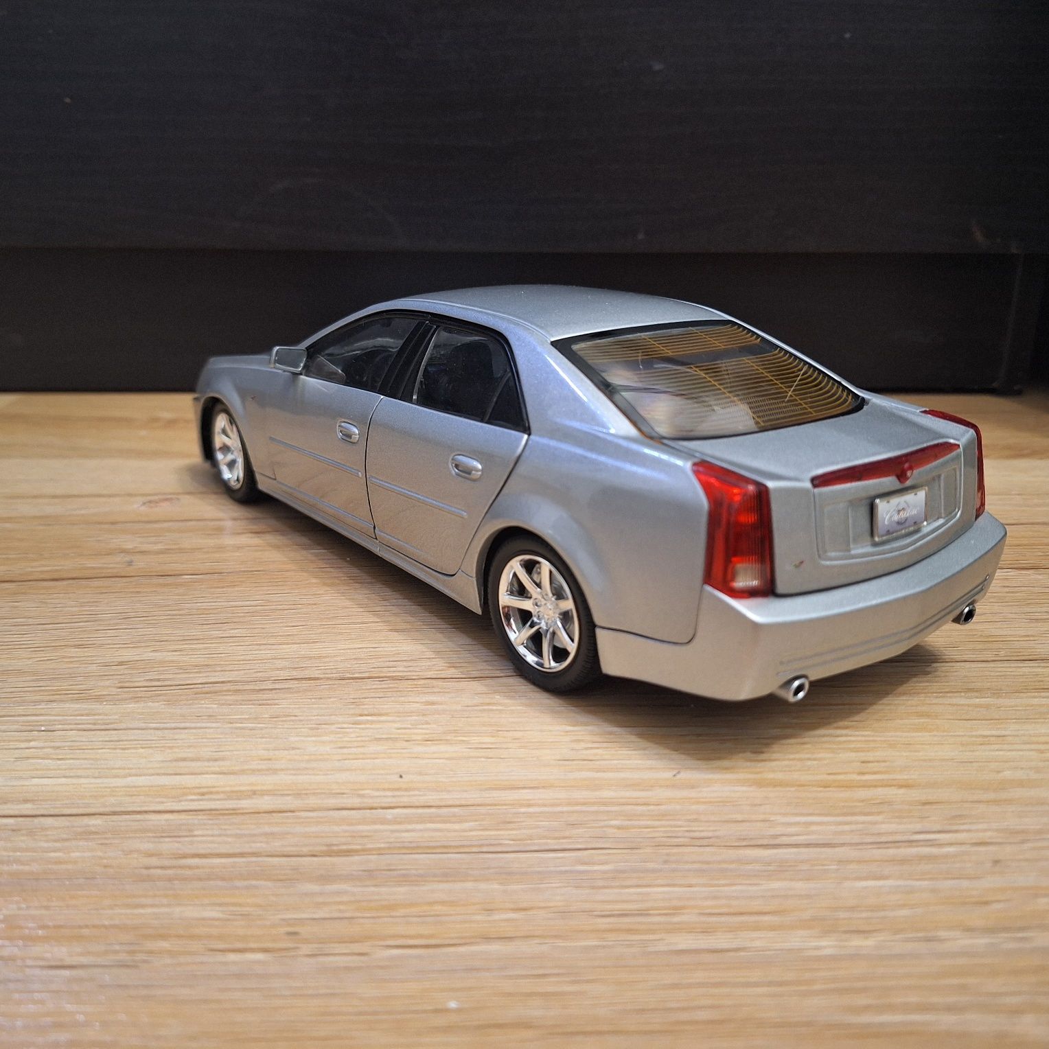 1:18 Cadillac CTS 2004 srebrny z firmy RICO.