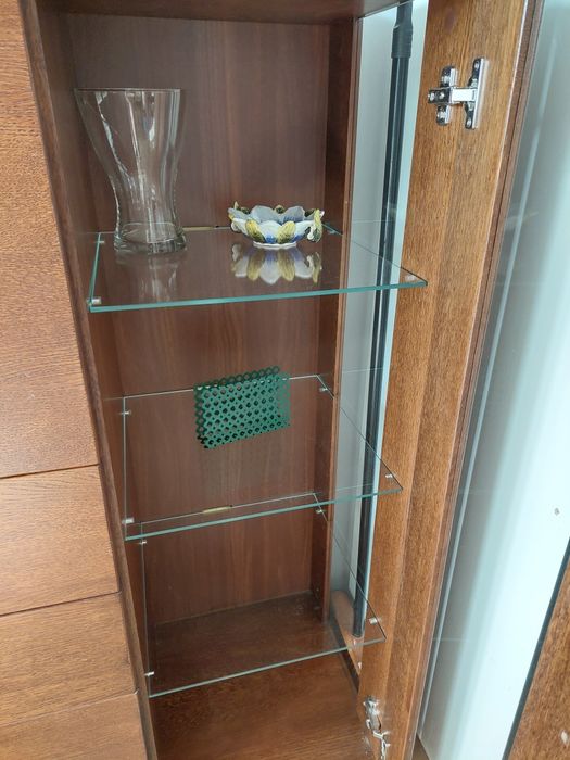 Komoda, witryna, regał z przeszkleniami.