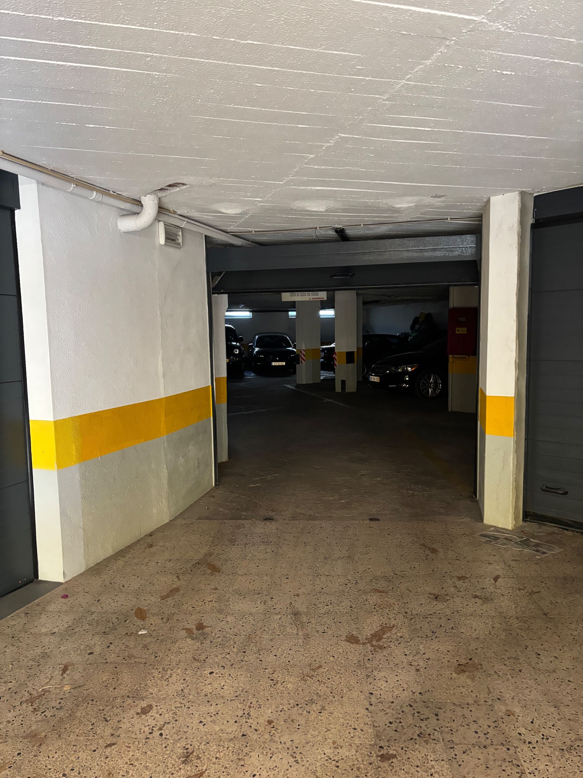Estacionamento moto em garagem fechada