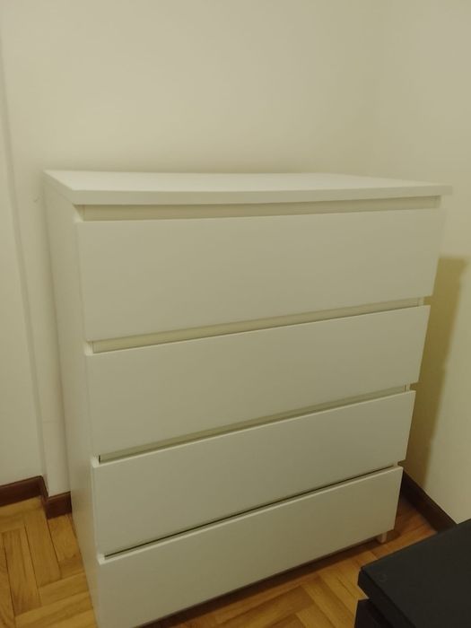 Cómoda com 4 gavetas