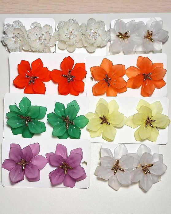 Сережки у вигляді квітів. Кольорові сережки-квіти. Весільні аксесуари