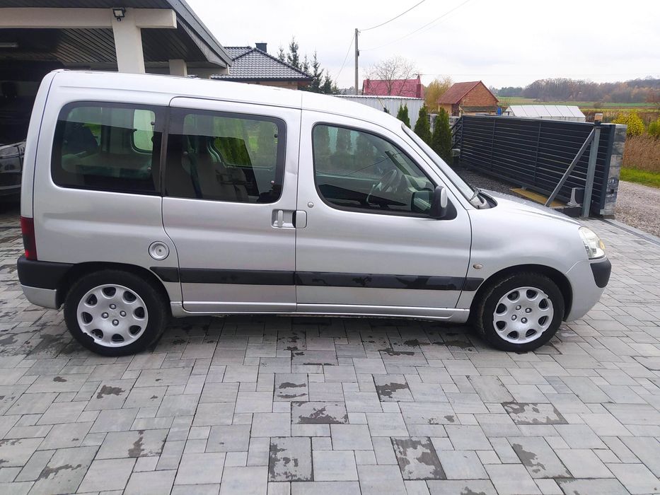 1.6 benzyna. sprawna KLIMA. 4 drzwi. HAK.