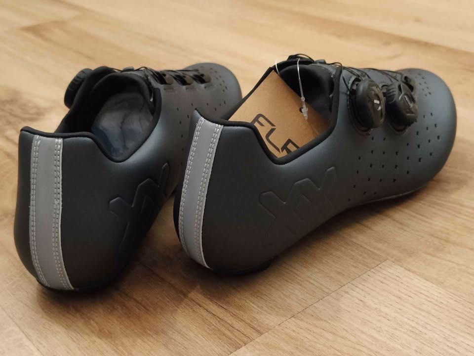 Sapatos de Ciclismo Profissionais FLR F-9 Carbon
