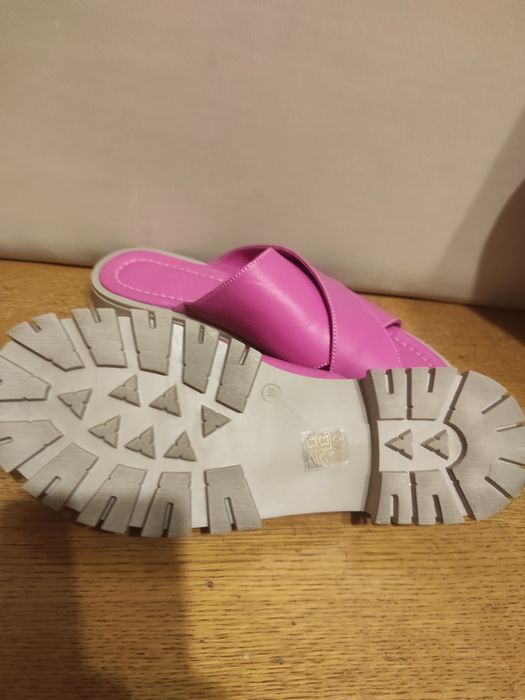 Шлёпанцы кожаные