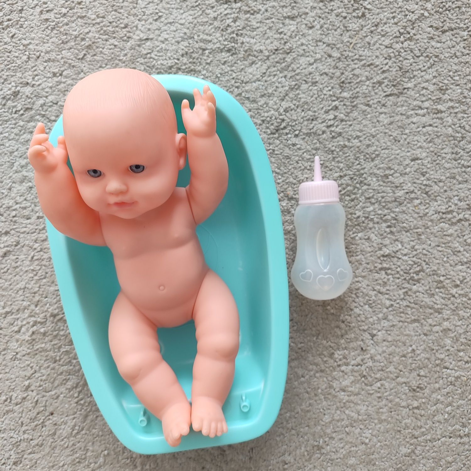 Sprzedam lalkę bobasa wanienka i butelka
