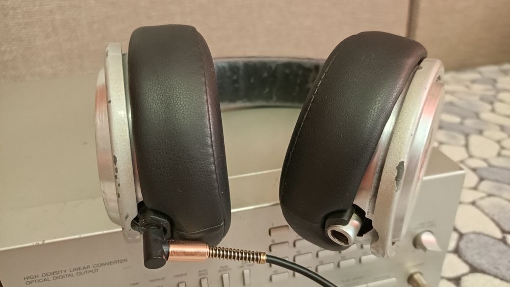 Sony cdp-461 / monster beats pro