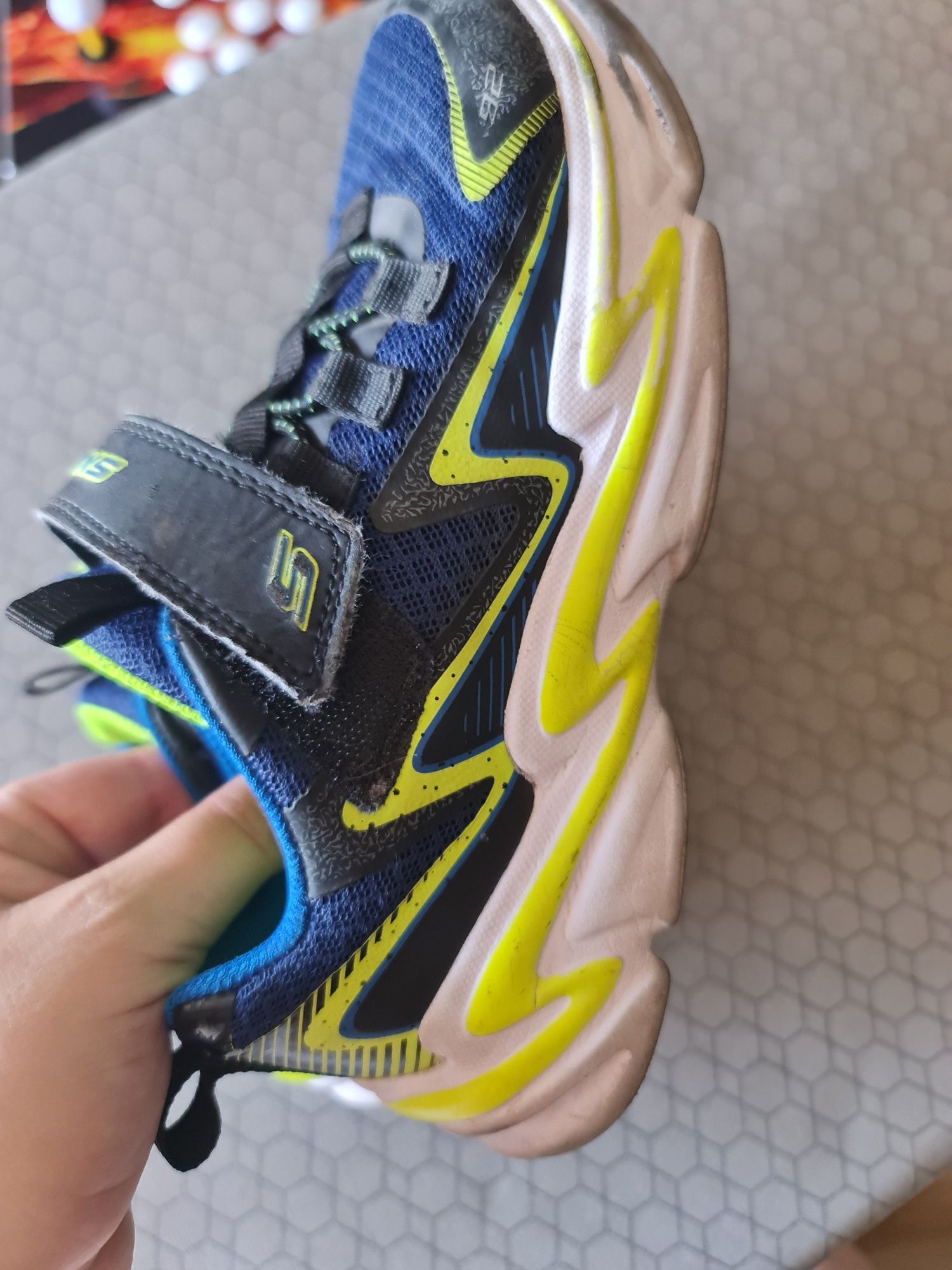 Tenis Skechers azuis com amarelo . Tamanho 33