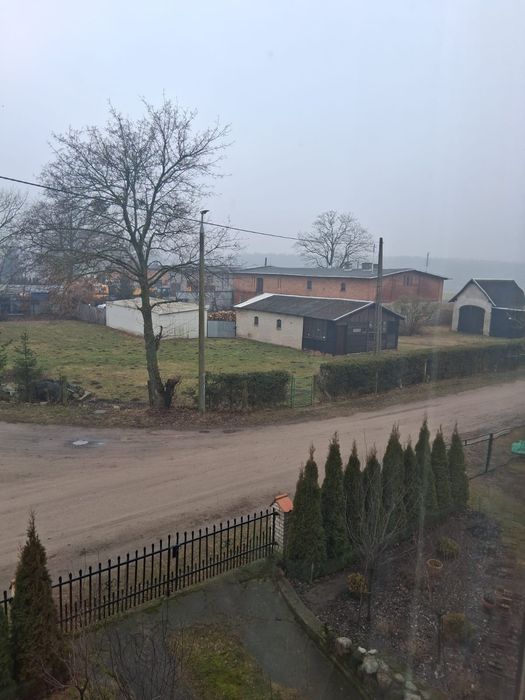 Sprzedam nieruchomosc z garażami i działką.