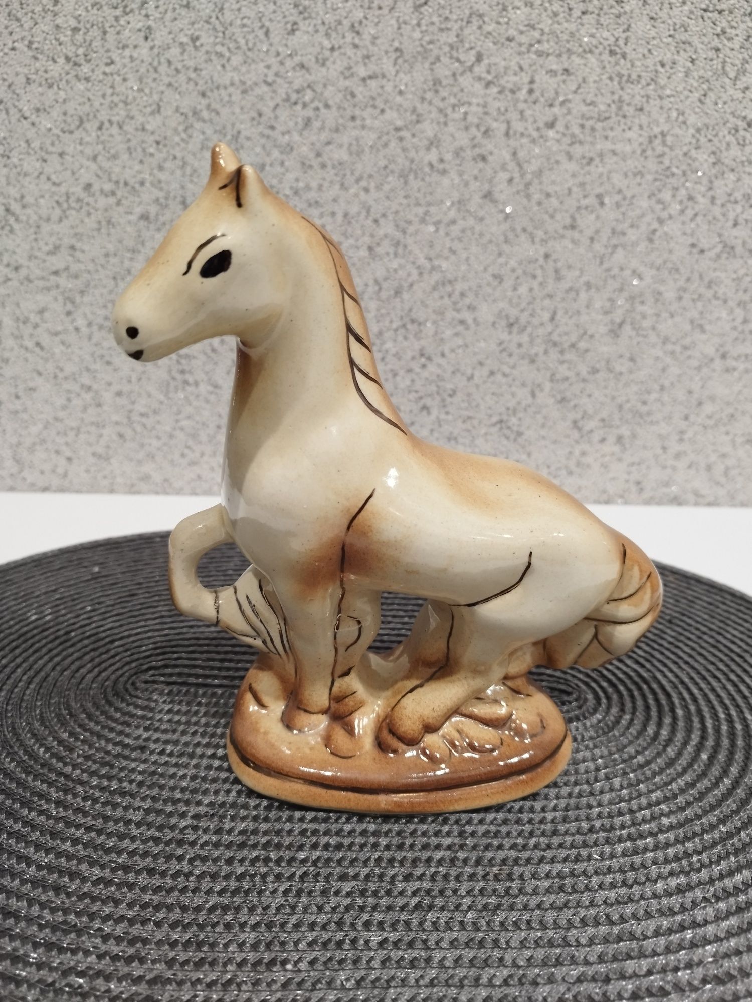 Porcelanowy koń z czasów PRL-u lata 70/80 stan idealny wraz z ceną .