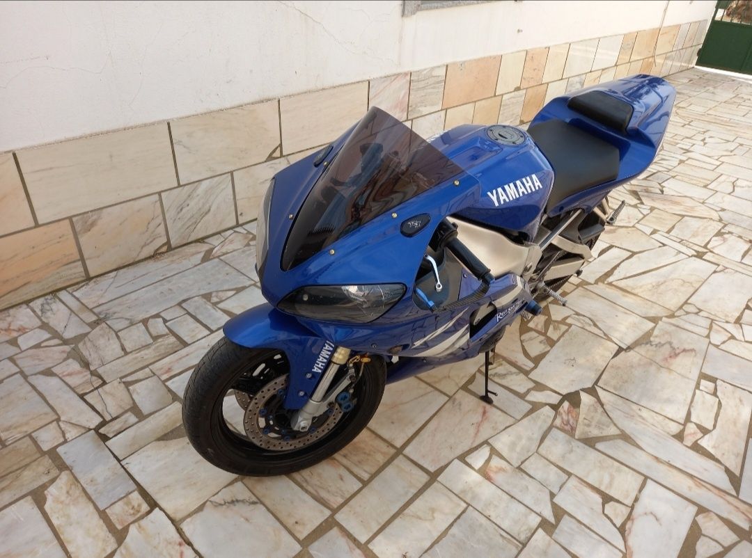Yamaha r1  rn04 2000