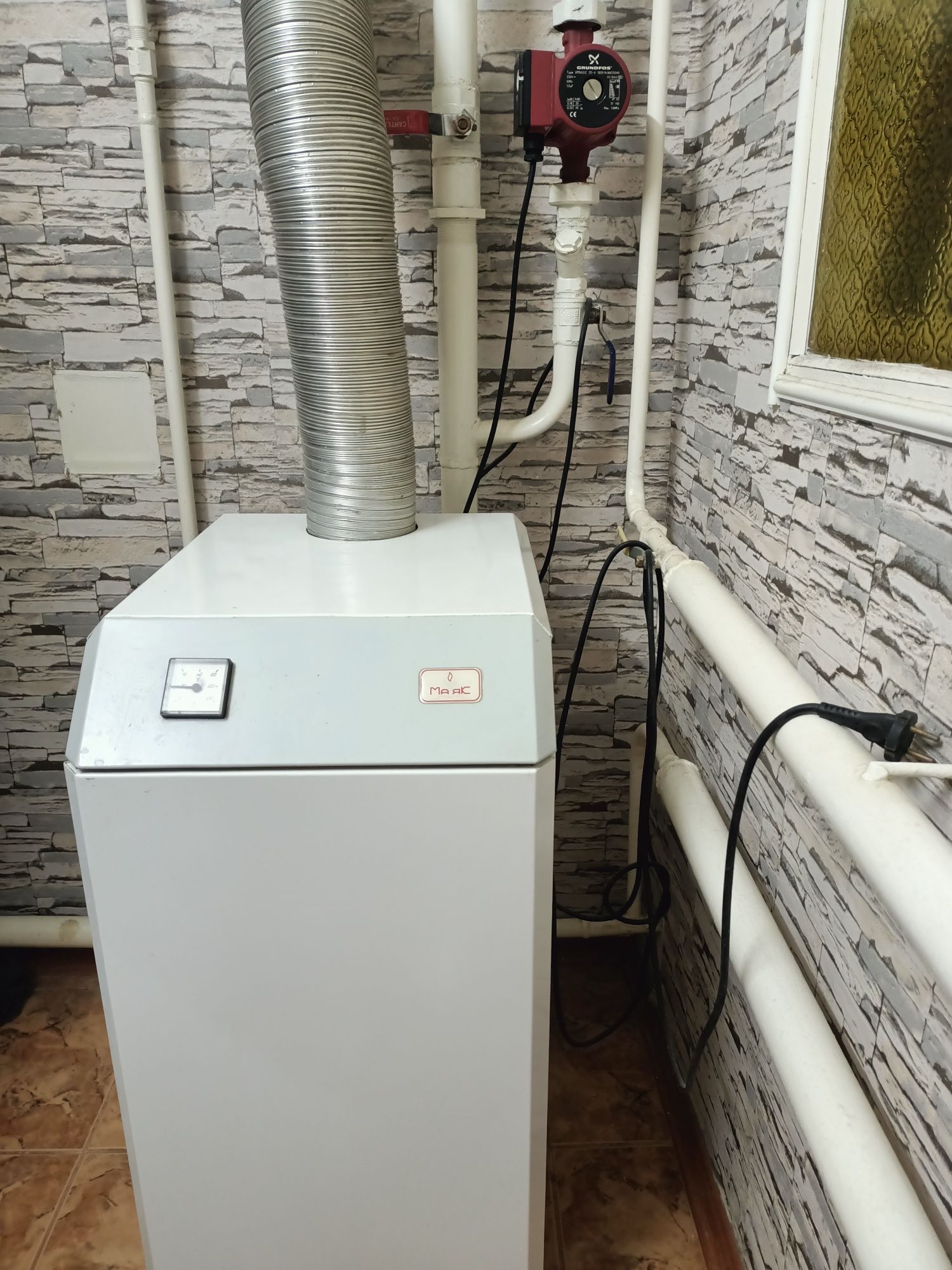 Продам газовый котел Маяк16 с водяным насосом Grundfos