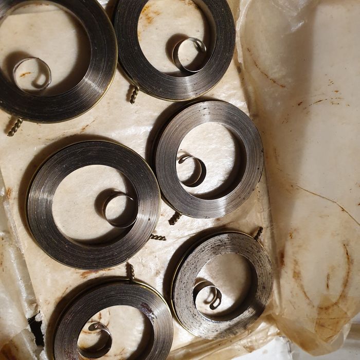 Stare sprężyny do zegarków