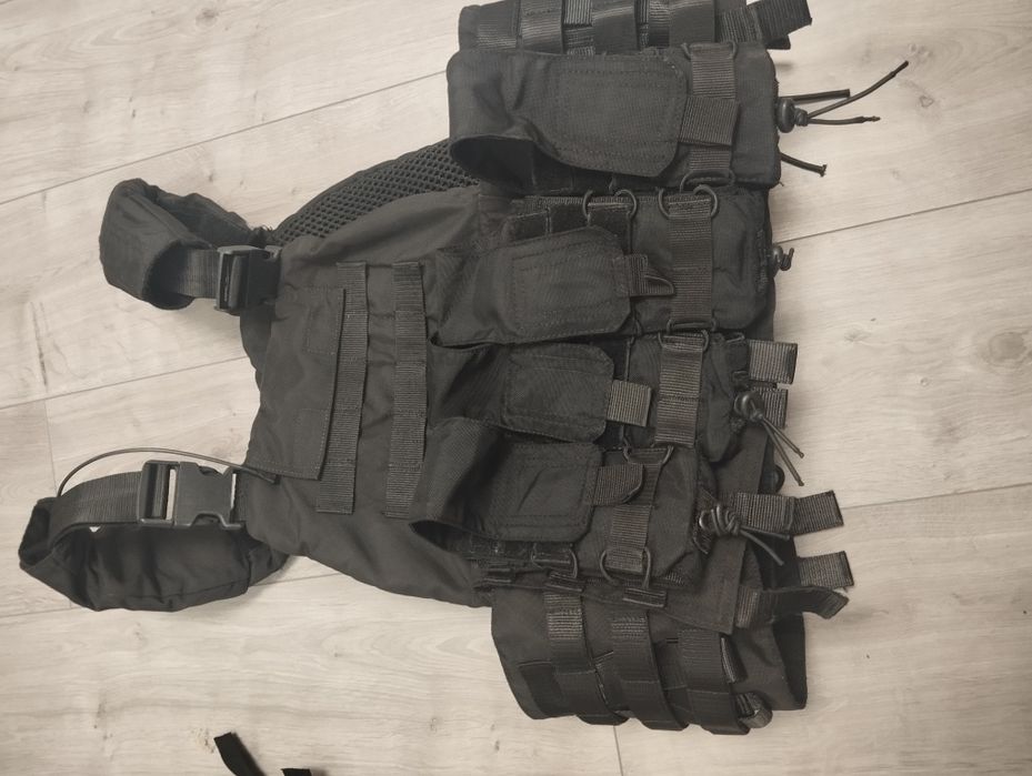 Плитоноска чорна. Матеріал кордура хороша якість.